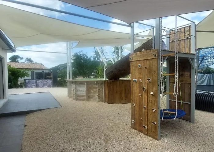 Villa Single-story With Pool And Outdoor Playground *