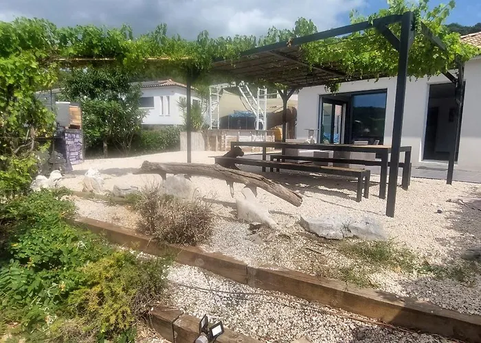 Villa Single-story With Pool And Outdoor Playground *